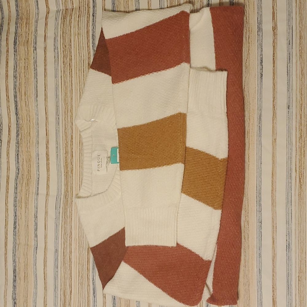 Women's Sweater - Picture 6 of 7